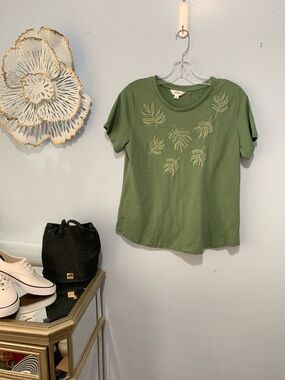 Northern reflections, Embroidered Leaf Short Sleeve Tee - Olive Green
